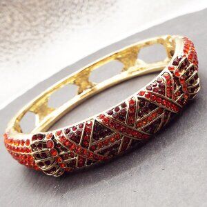 RED & WINE CRYSTAL INSET "X" DESIGN HINGED HINGED GOLDEN BRACELET D1